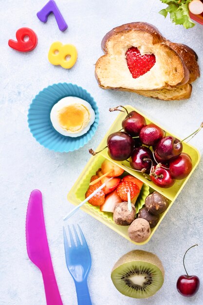 Boîte à lunch d'aliments sains pour enfants avec des baies et des fruits