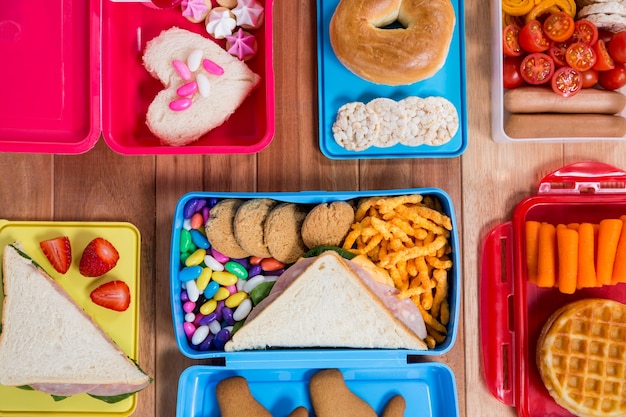 Boîte à lunch avec diverses collations et aliments sucrés