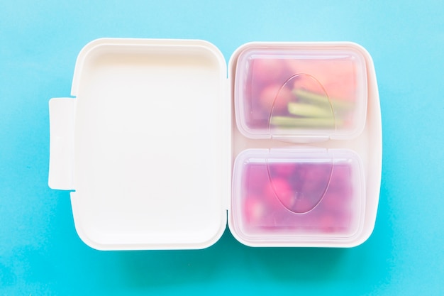 Boîte à lunch en plastique avec de la nourriture