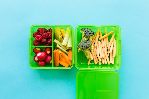 Photo gratuite boîte à lunch verte avec des légumes