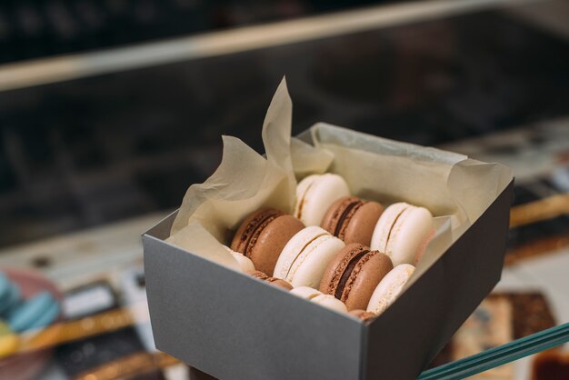 Boîte avec des macarons frais