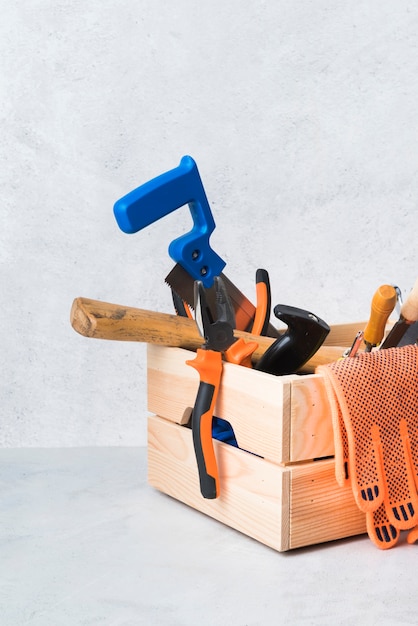 Boîte à outils en bois gros plan avec différents outils