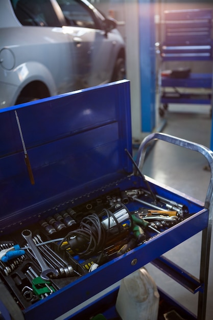 Boîte à outils dans un garage de réparation