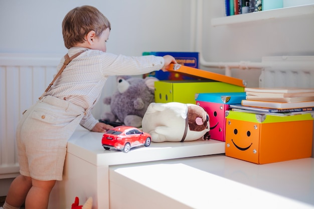 Boîte d&#39;ouverture pour petit garçon avec jouets