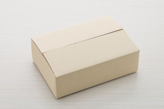 Boîte en papier sur fond de bois