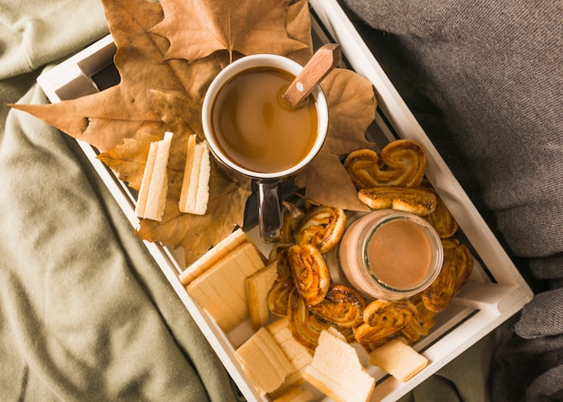 Boîte avec de la pâtisserie et des boissons