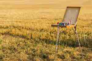 Photo gratuite boîte de peinture longue prise au milieu du champ