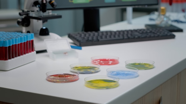 Boîte de pétri de microbiologie avec substance organique en laboratoire