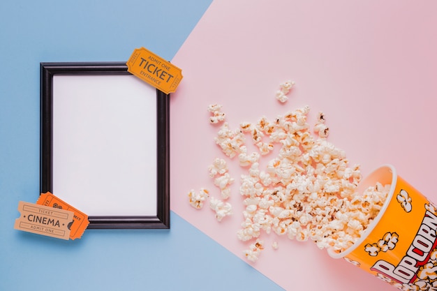 Photo gratuite boîte à pop-corn avec billets de cinéma et un cadre