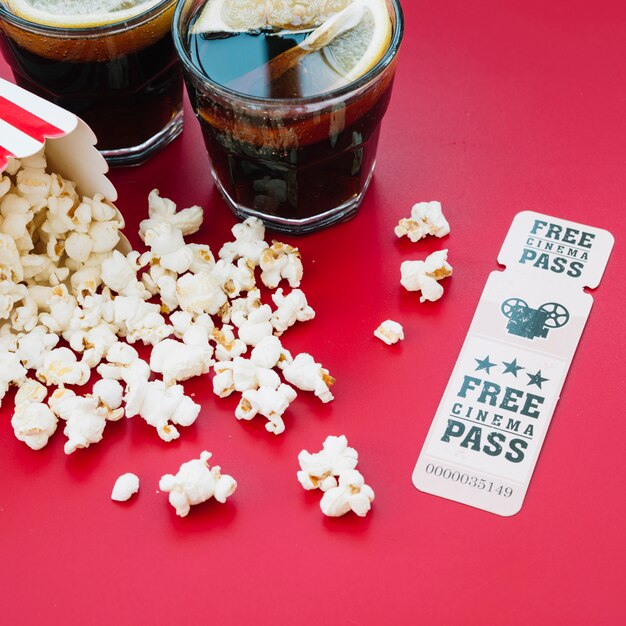 Boîte de pop-corn de cinéma avec un billet