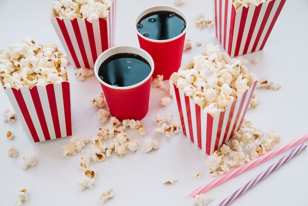 Photo gratuite boîte de pop-corn de cinéma avec une boisson gazeuse