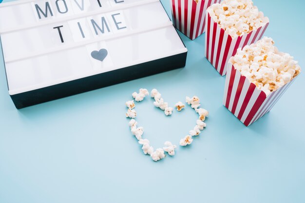 Boîte à pop-corn avec une pancarte de cinéma