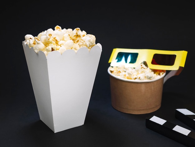 Boîte de pop-corn salé gros plan avec des lunettes 3d