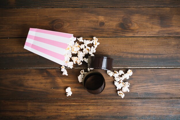 Boîte à popcorn et film enroulé