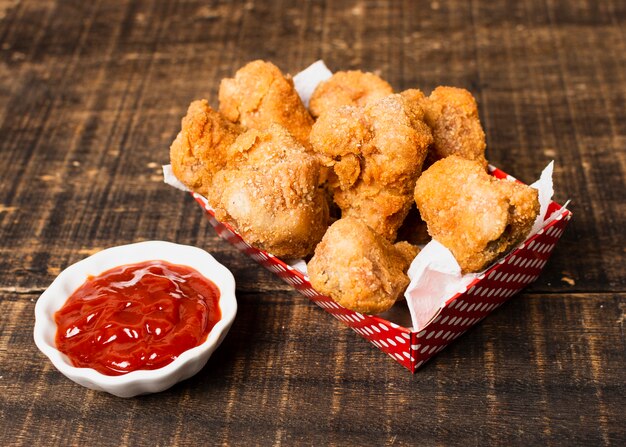 Boîte de poulet frit au ketchup