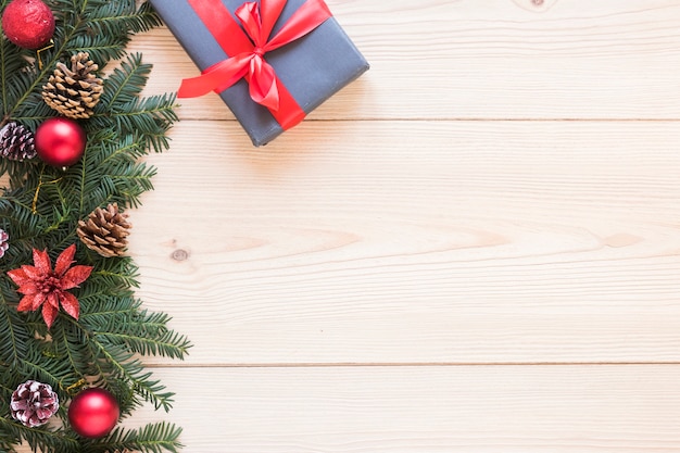 Boîte présente près d&#39;un rameau en sapin orné