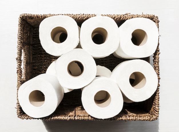 Boîte avec rouleaux de papier toilette