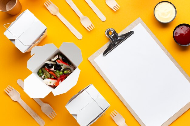 Boîte de salade à plat avec maquette de presse-papiers