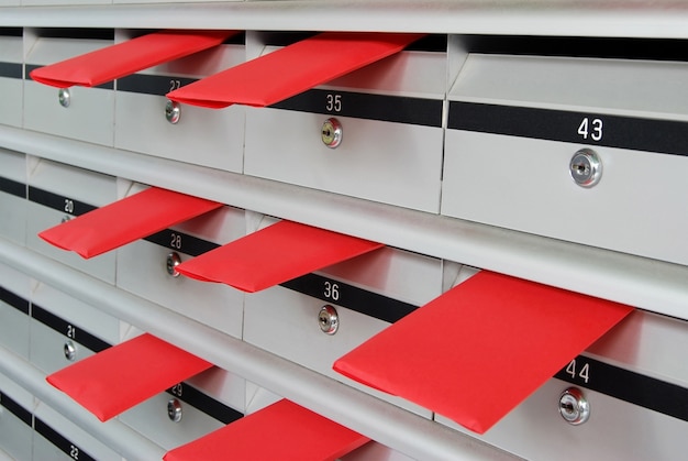 Boîtes aux lettres avec des enveloppes rouges