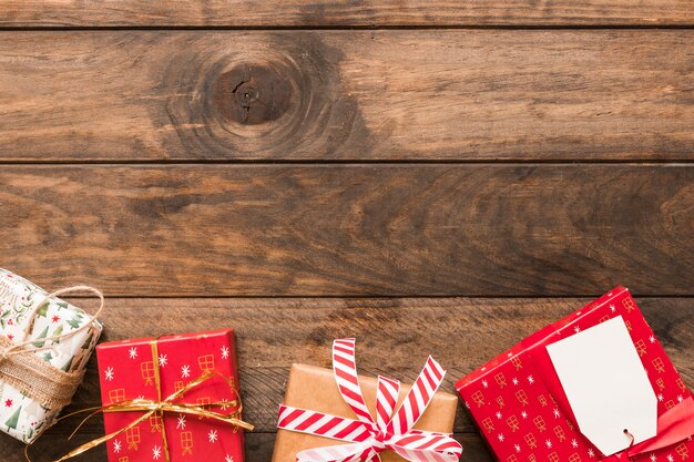 Boîtes cadeaux dans des enveloppes de Noël avec des rubans