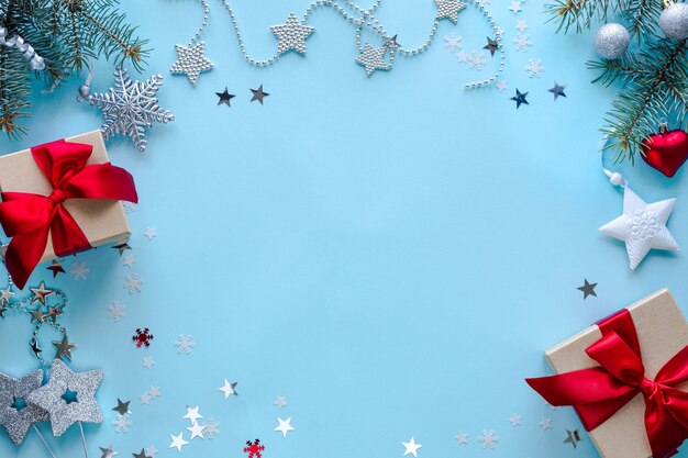 Boîtes avec des cadeaux et des décorations de Noël sur une surface bleue