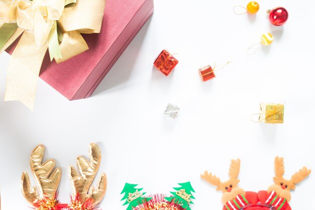 Boîtes cadeaux de noël avec décoration de noël sur fond blanc, pose plate, vue de dessus