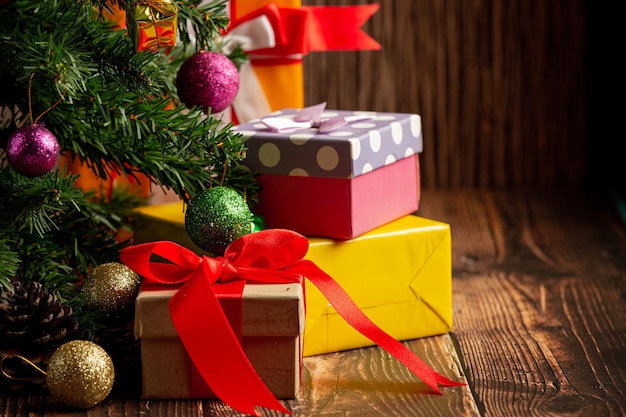 Boîtes de cadeaux avec ornement de Noël sur fond de bois