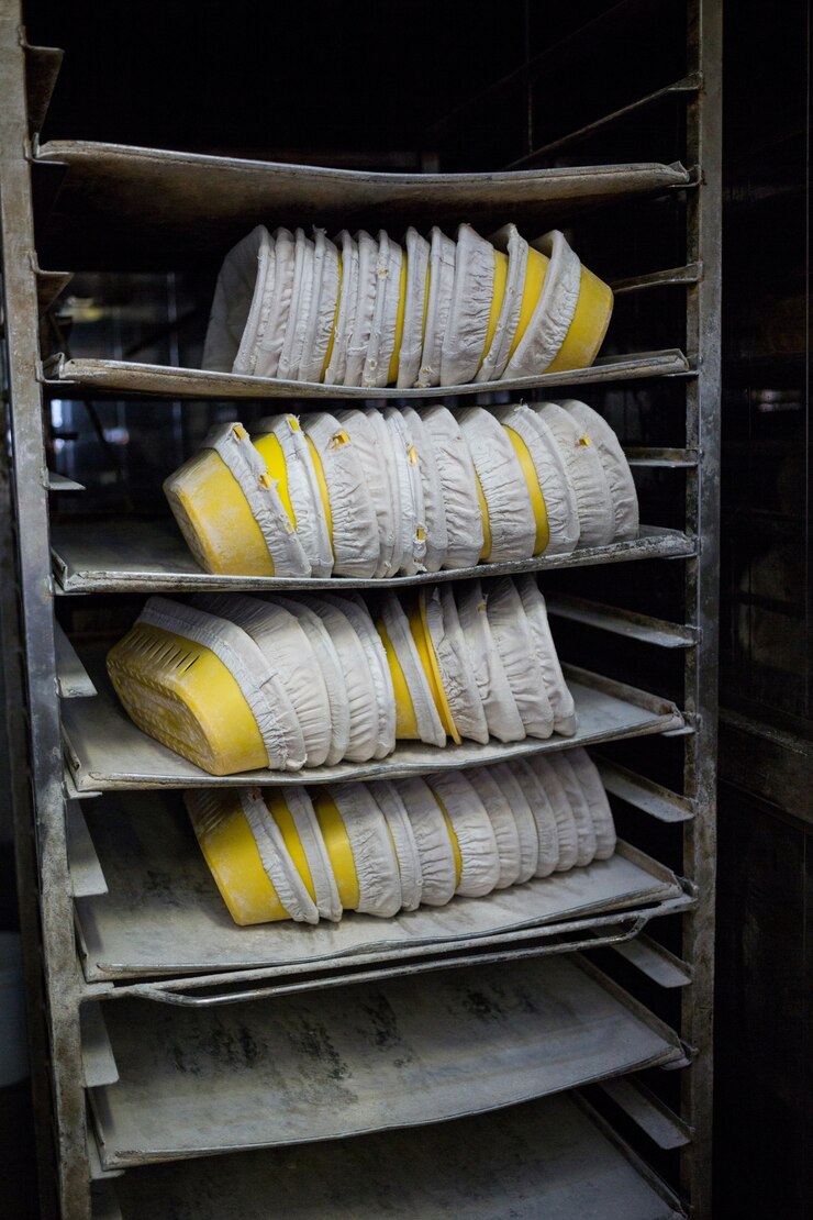 Photo gratuit boîtes de cuisson conservés dans l&#39;étagère