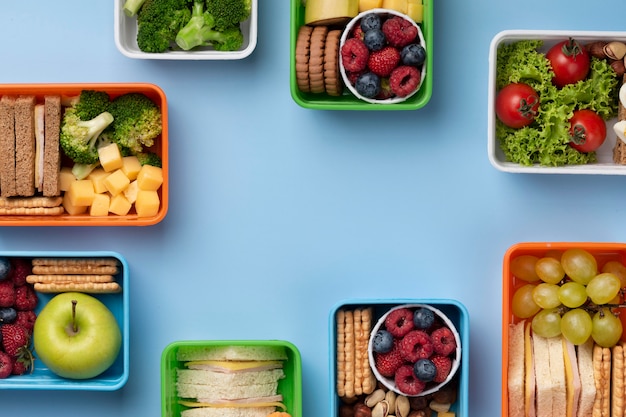 Boîtes à lunch d'aliments sains avec espace de copie