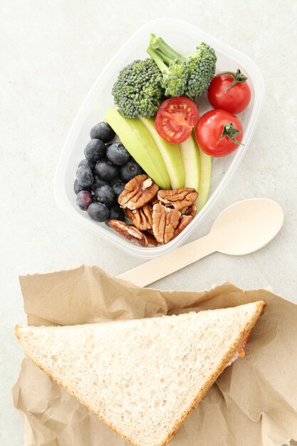 Boîtes à lunch avec des aliments sains