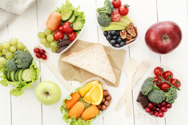 Boîtes à lunch avec des aliments sains