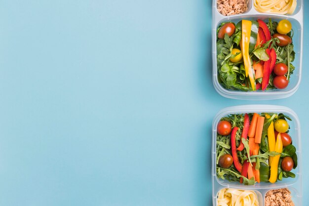 Boîtes à lunch de travail à plat avec copie-espace