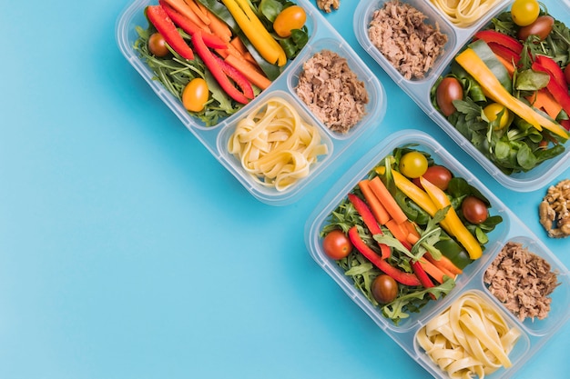 Photo gratuite boîtes à lunch de travail avec vue de dessus et copie