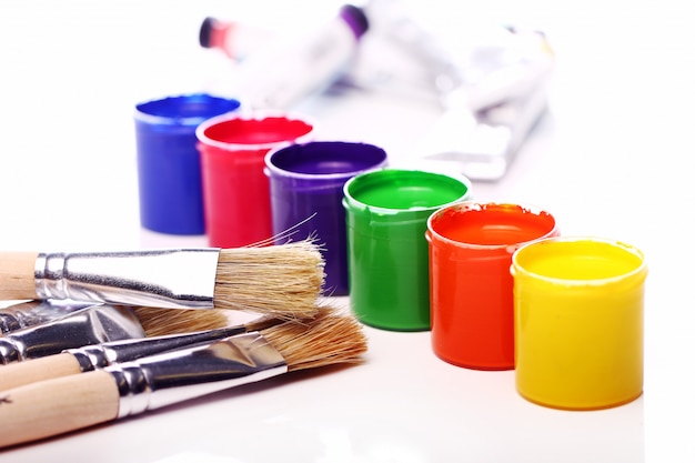 Photo gratuite boîtes de peinture colorée