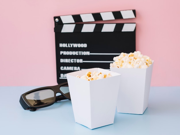 Photo gratuite boîtes à pop-corn vue de face prêtes à être servies