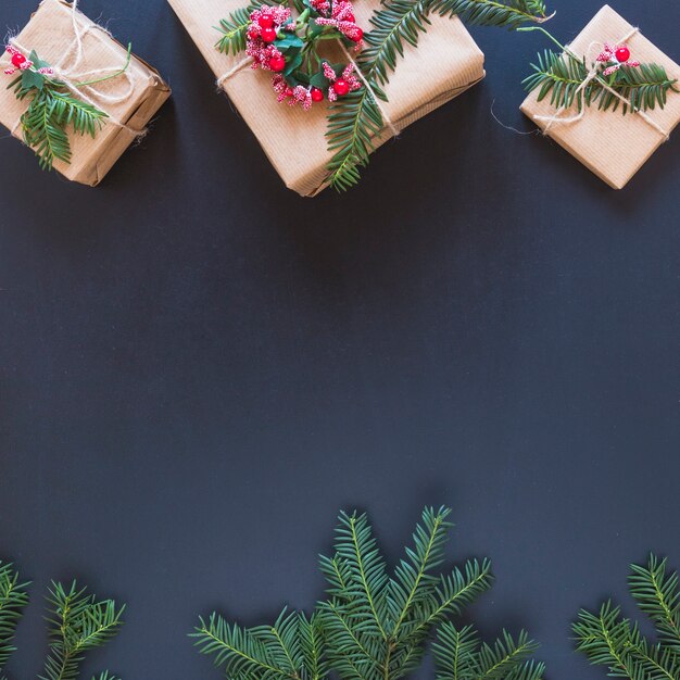 Boîtes à présents avec des fleurs et des branches de sapin