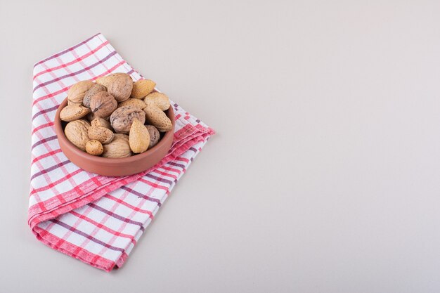 Bol d'amandes et de noix biologiques décortiquées sur fond blanc. photo de haute qualité