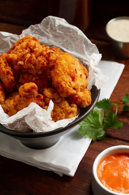 Bol à angle élevé avec un délicieux poulet désossé