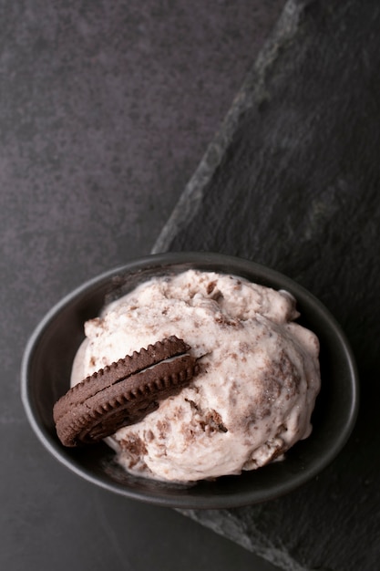 Bol à angle élevé avec glace et biscuit