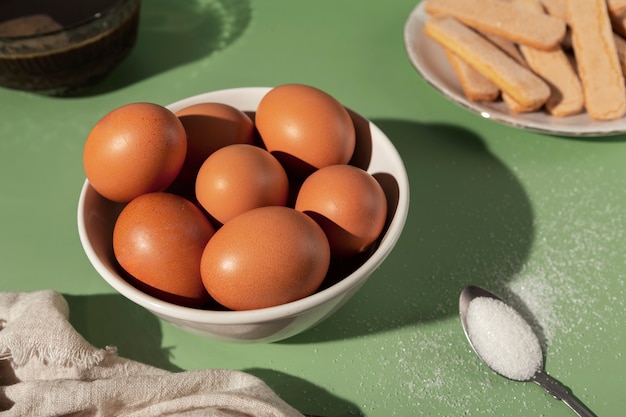 Photo gratuite bol à angle élevé avec des œufs pour tiramisu