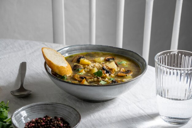 Bol à angle élevé avec des plats savoureux