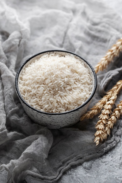 Bol avec assortiment de riz et de céréales à angle élevé