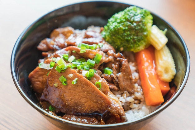 Bol au porc grillé avec légumes mélangés