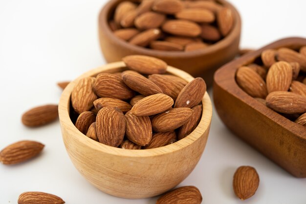 Bol aux amandes sur fond blanc. Vue de dessus.