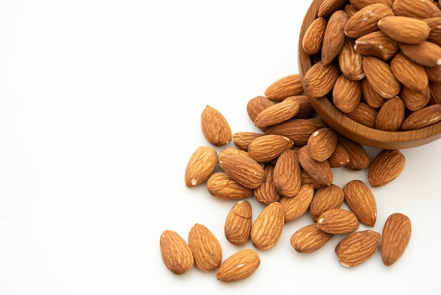 Bol aux amandes sur fond blanc. Vue de dessus.