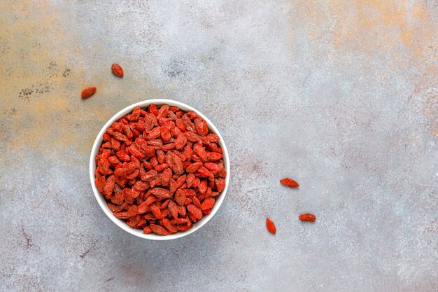 Photo gratuite bol de baies de goji séchées.