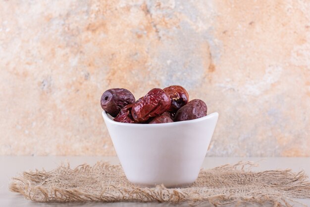 Bol blanc de fruits séchés savoureux silverberry sur fond blanc. photo de haute qualité