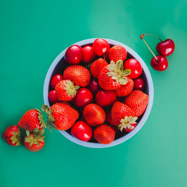 Photo gratuite bol bleu avec des fruits rouges