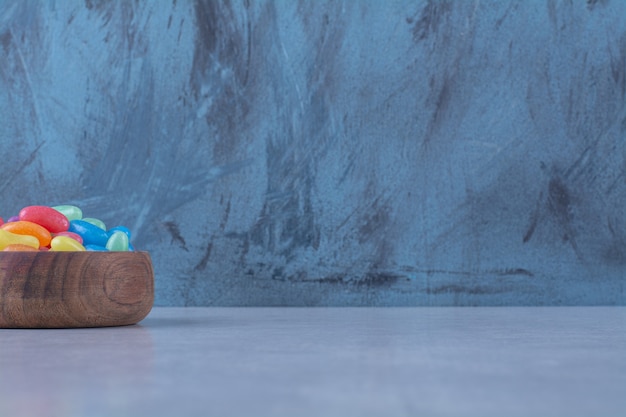 Un bol en bois de bonbons à la gelée sucrés colorés