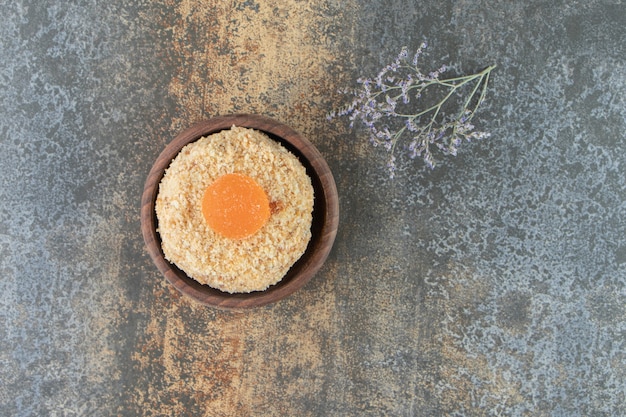 Un bol en bois avec un délicieux gâteau sucré